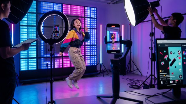 校花短传媒创作中心